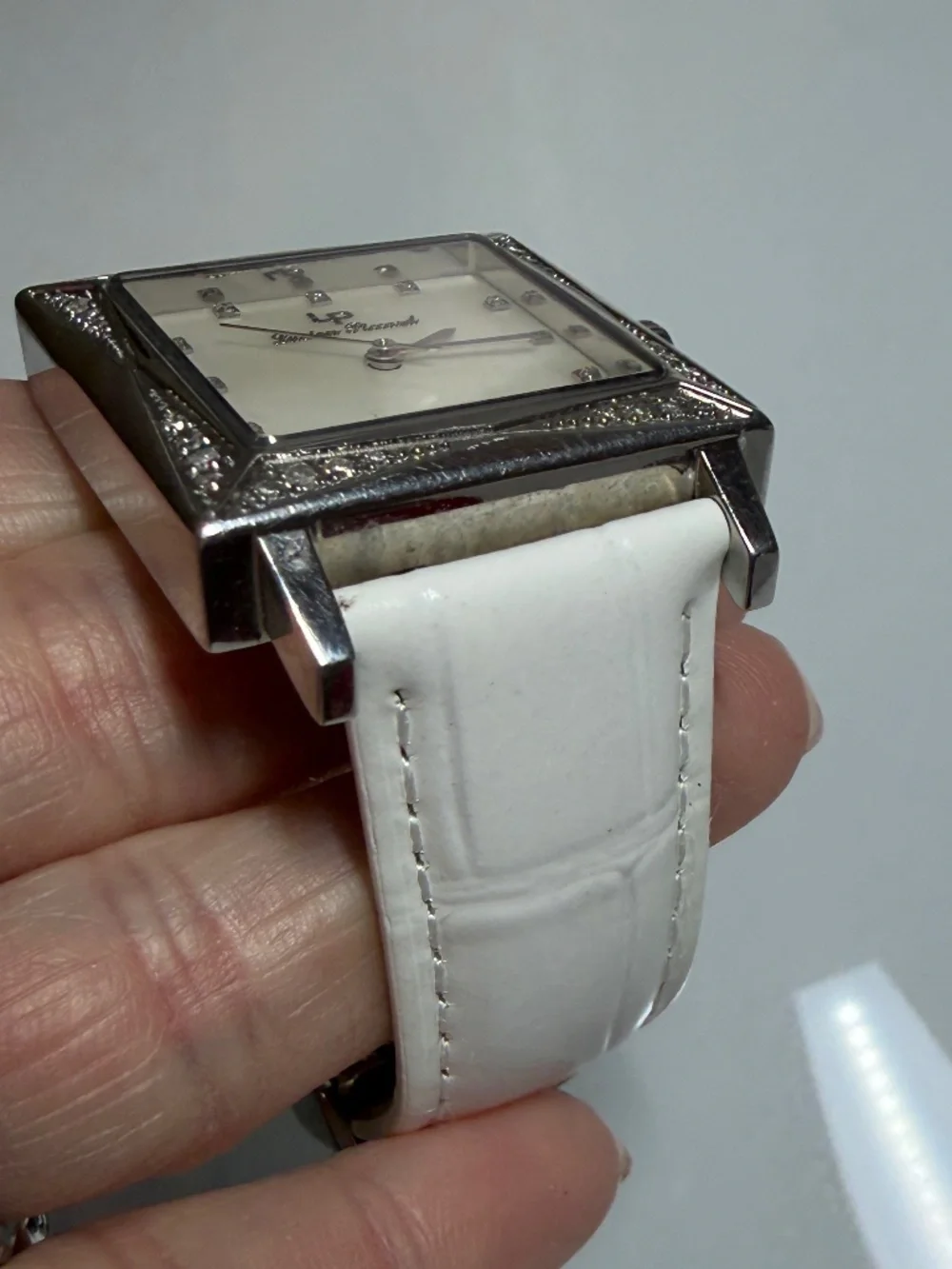 LIKE NEW! Women's Lucien Piccard Mother of Pearl Faced Watch - Picture 4 of 11